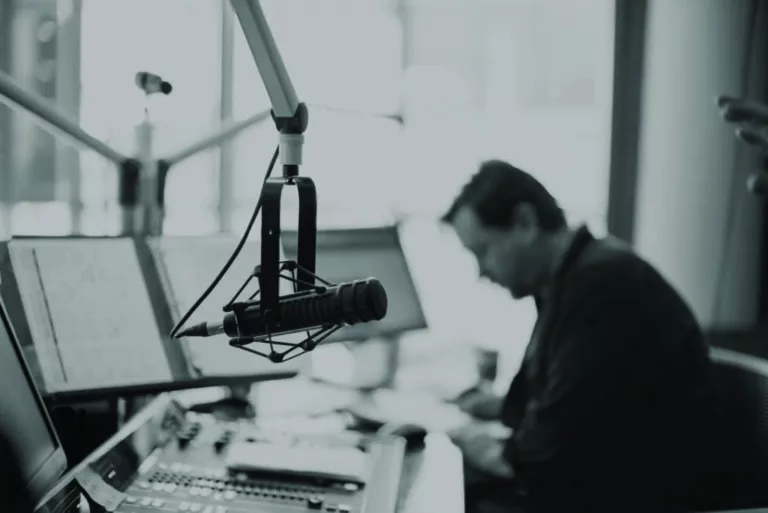 Homem em estúdio em de gravação com microfone Electro-Voice